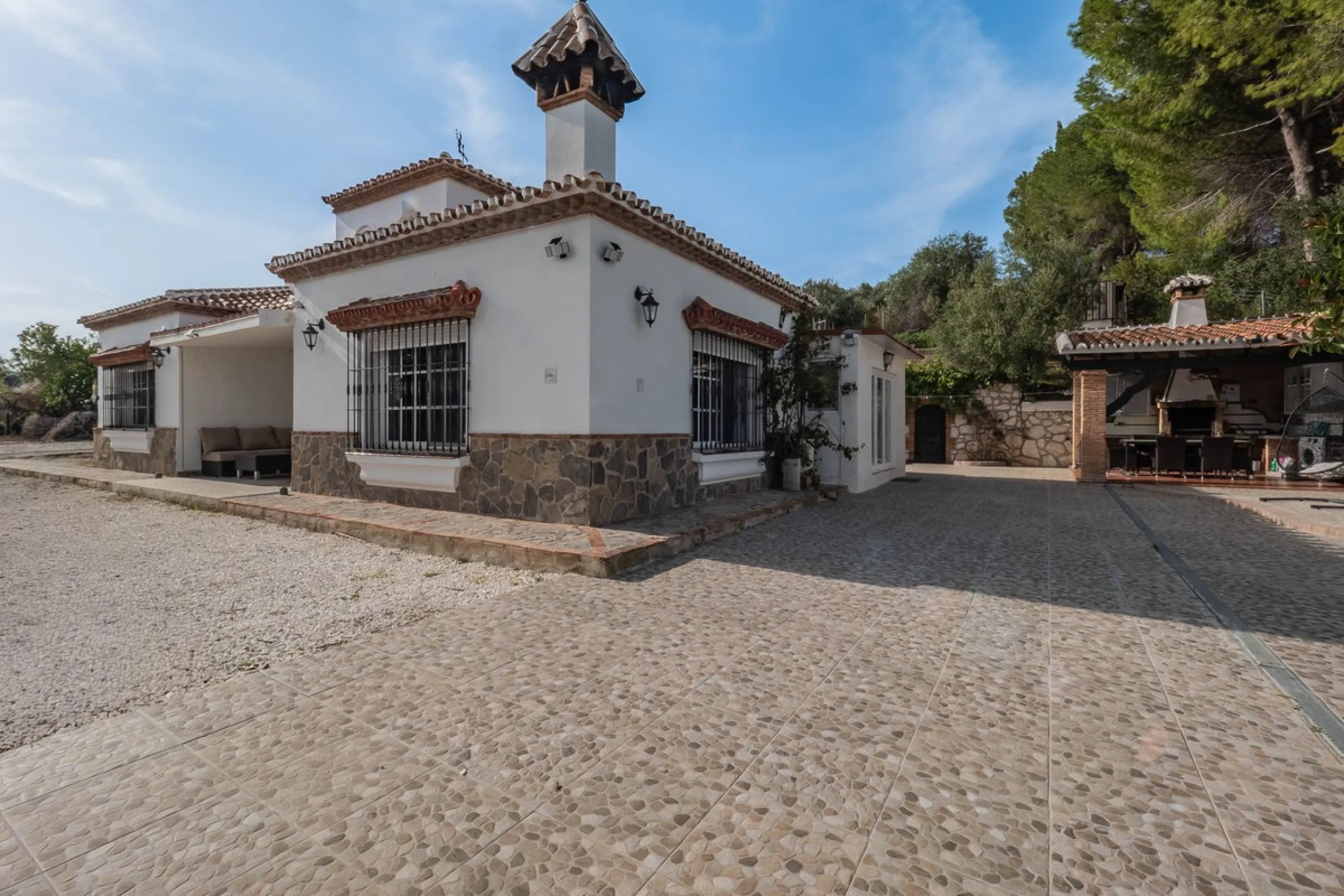 An amazing three-bedroom Villa that has been recently refurbished to a high standard,  located in the country side of Coin and benefits from amazing open panoramic views. The property is entered through a covered entrance porch leading into a hallway that