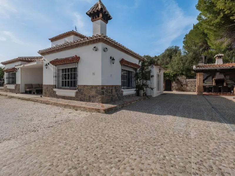 An amazing three-bedroom Villa that has been recently refurbished to a high standard,  located in the country side of Coin and benefits from amazing open panoramic views. The property is entered through a covered entrance porch leading into a hallway that