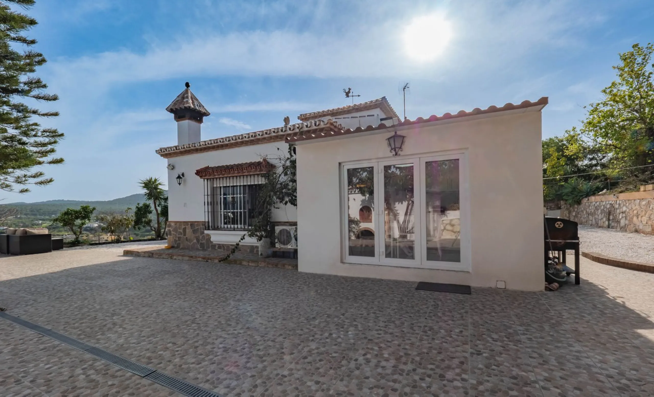 An amazing three-bedroom Villa that has been recently refurbished to a high standard,  located in the country side of Coin and benefits from amazing open panoramic views. The property is entered through a covered entrance porch leading into a hallway that