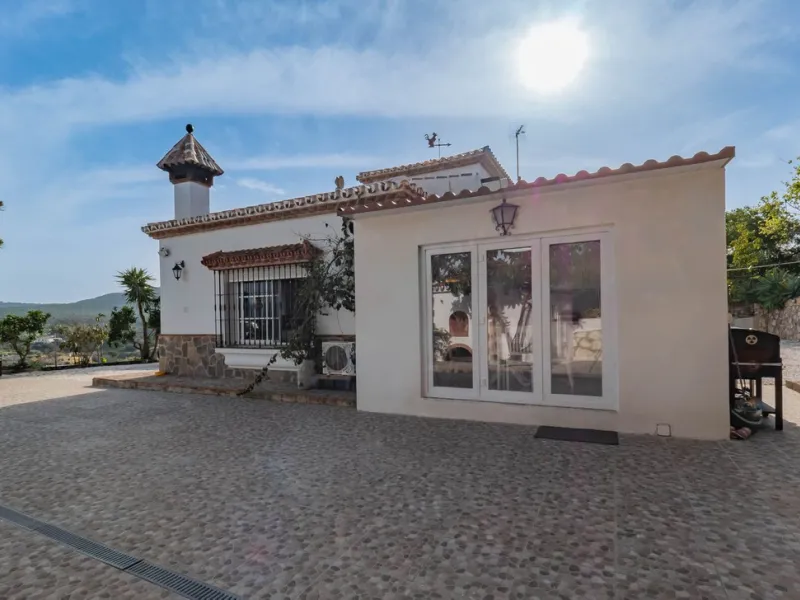 An amazing three-bedroom Villa that has been recently refurbished to a high standard,  located in the country side of Coin and benefits from amazing open panoramic views. The property is entered through a covered entrance porch leading into a hallway that