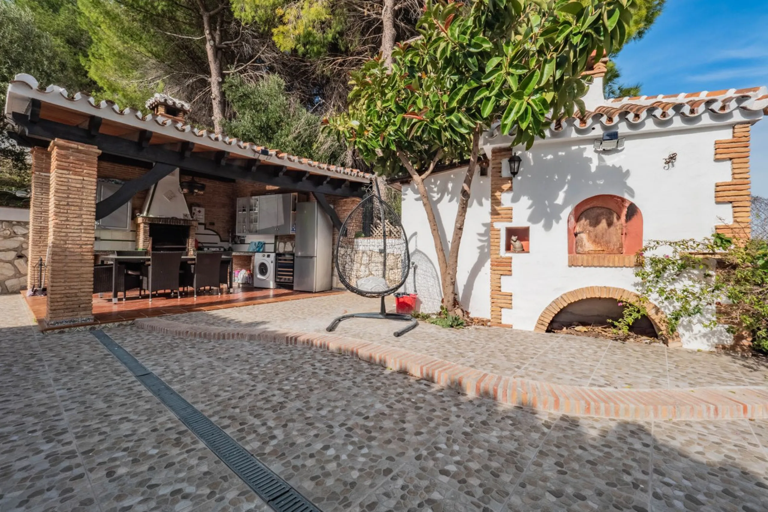 An amazing three-bedroom Villa that has been recently refurbished to a high standard,  located in the country side of Coin and benefits from amazing open panoramic views. The property is entered through a covered entrance porch leading into a hallway that