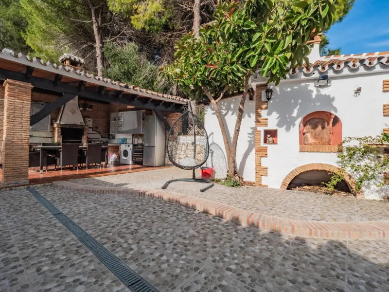 An amazing three-bedroom Villa that has been recently refurbished to a high standard,  located in the country side of Coin and benefits from amazing open panoramic views. The property is entered through a covered entrance porch leading into a hallway that