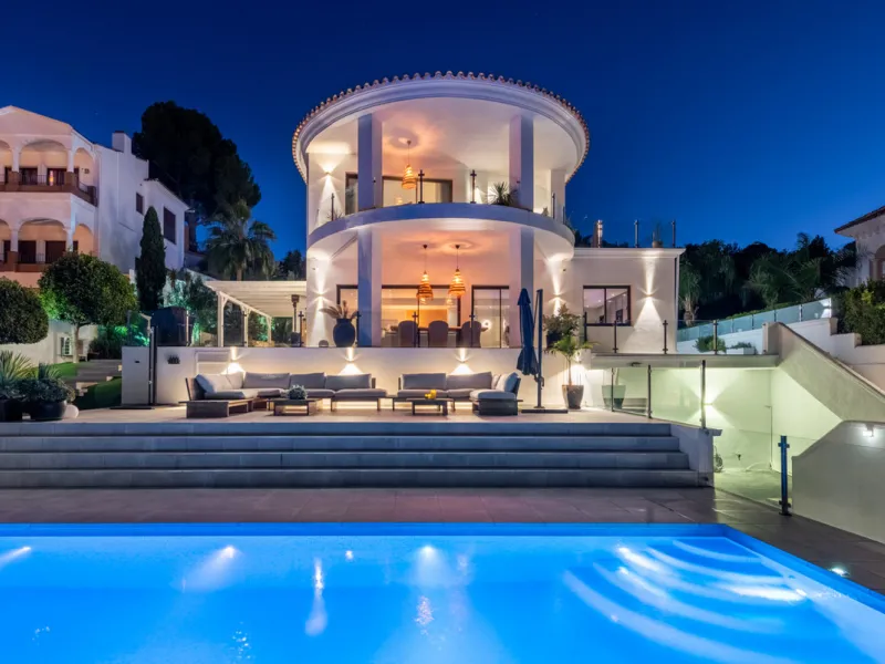 Welcome to this immaculate 4-bedroom villa that will fulfill your dreams.