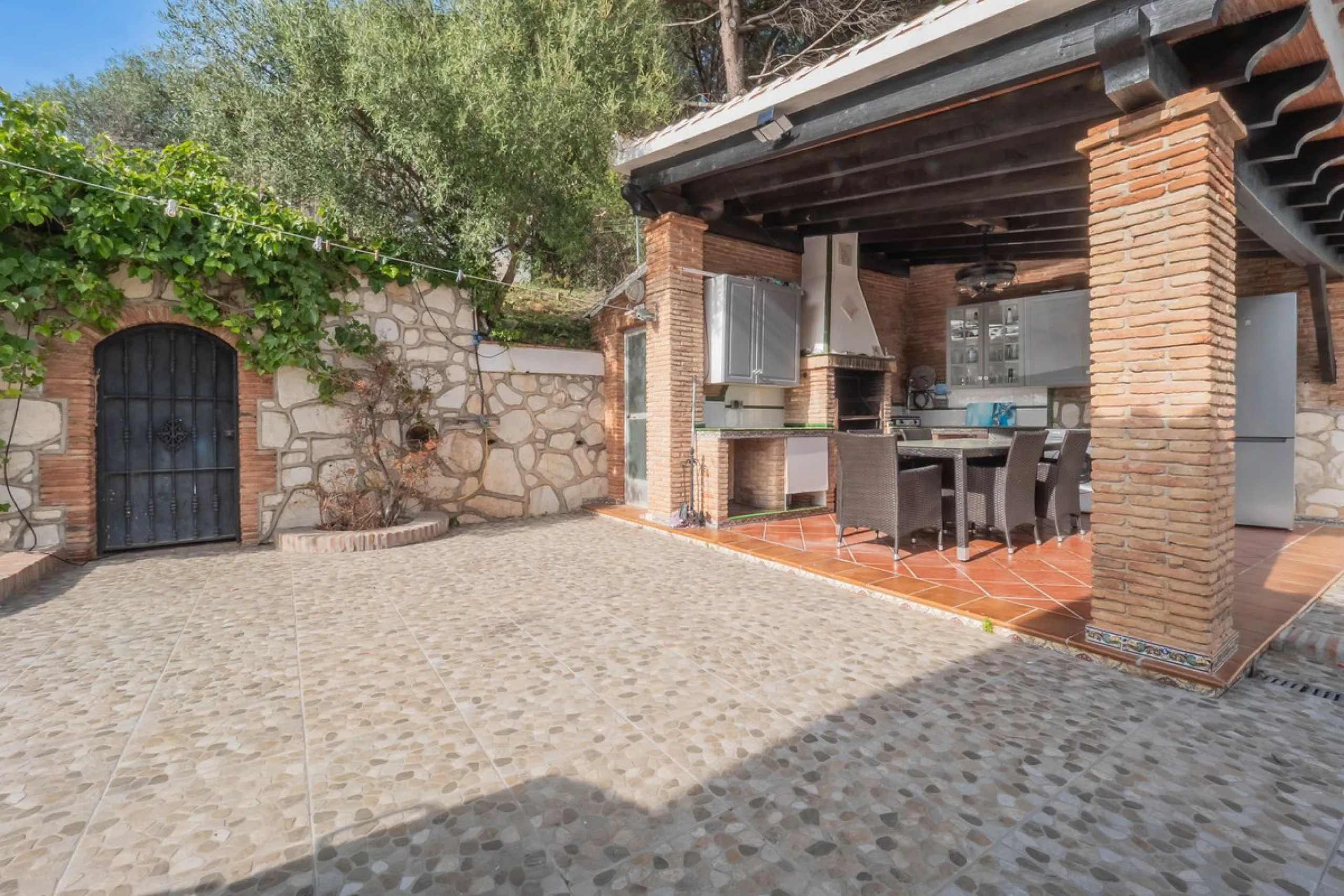 An amazing three-bedroom Villa that has been recently refurbished to a high standard,  located in the country side of Coin and benefits from amazing open panoramic views. The property is entered through a covered entrance porch leading into a hallway that