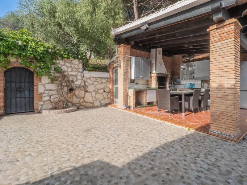 An amazing three-bedroom Villa that has been recently refurbished to a high standard,  located in the country side of Coin and benefits from amazing open panoramic views. The property is entered through a covered entrance porch leading into a hallway that