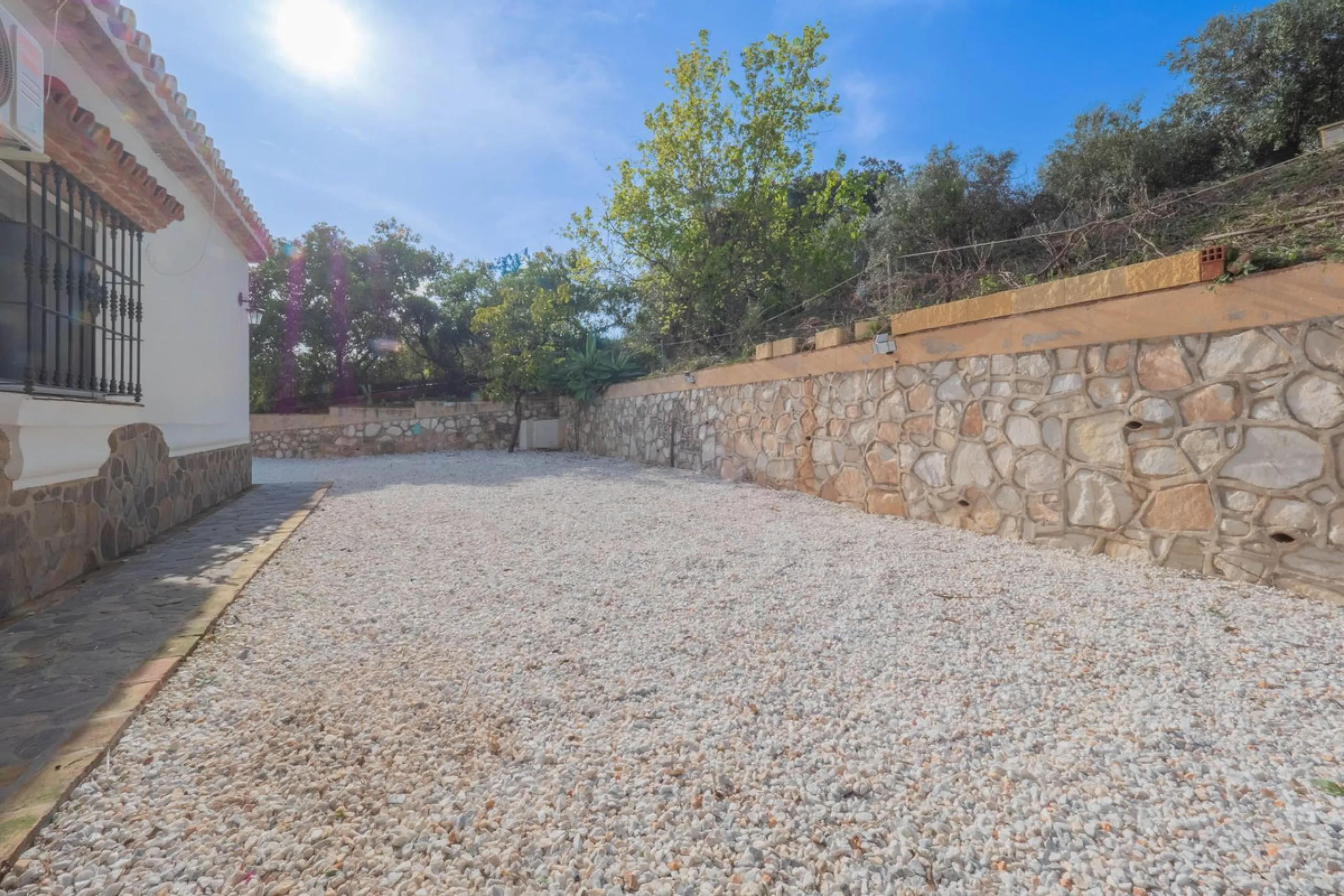 An amazing three-bedroom Villa that has been recently refurbished to a high standard,  located in the country side of Coin and benefits from amazing open panoramic views. The property is entered through a covered entrance porch leading into a hallway that