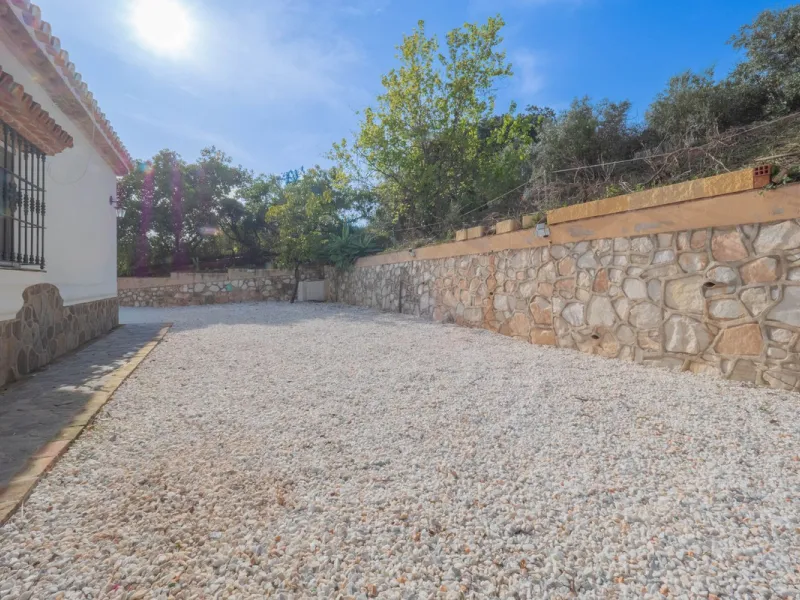 An amazing three-bedroom Villa that has been recently refurbished to a high standard,  located in the country side of Coin and benefits from amazing open panoramic views. The property is entered through a covered entrance porch leading into a hallway that