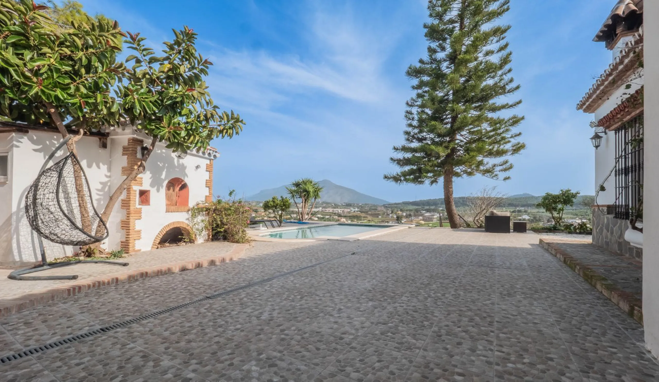 An amazing three-bedroom Villa that has been recently refurbished to a high standard,  located in the country side of Coin and benefits from amazing open panoramic views. The property is entered through a covered entrance porch leading into a hallway that