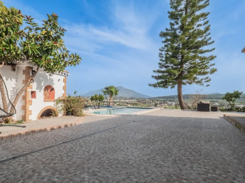 An amazing three-bedroom Villa that has been recently refurbished to a high standard,  located in the country side of Coin and benefits from amazing open panoramic views. The property is entered through a covered entrance porch leading into a hallway that