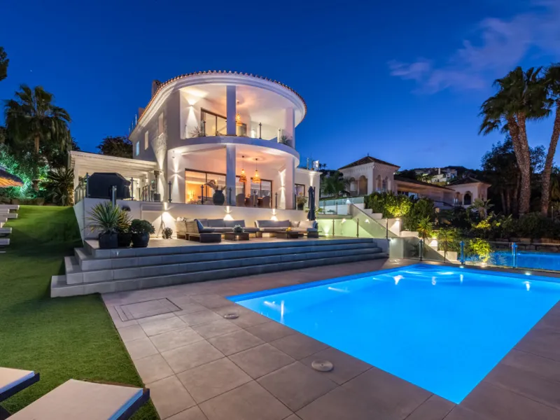 Welcome to this immaculate 4-bedroom villa that will fulfill your dreams.