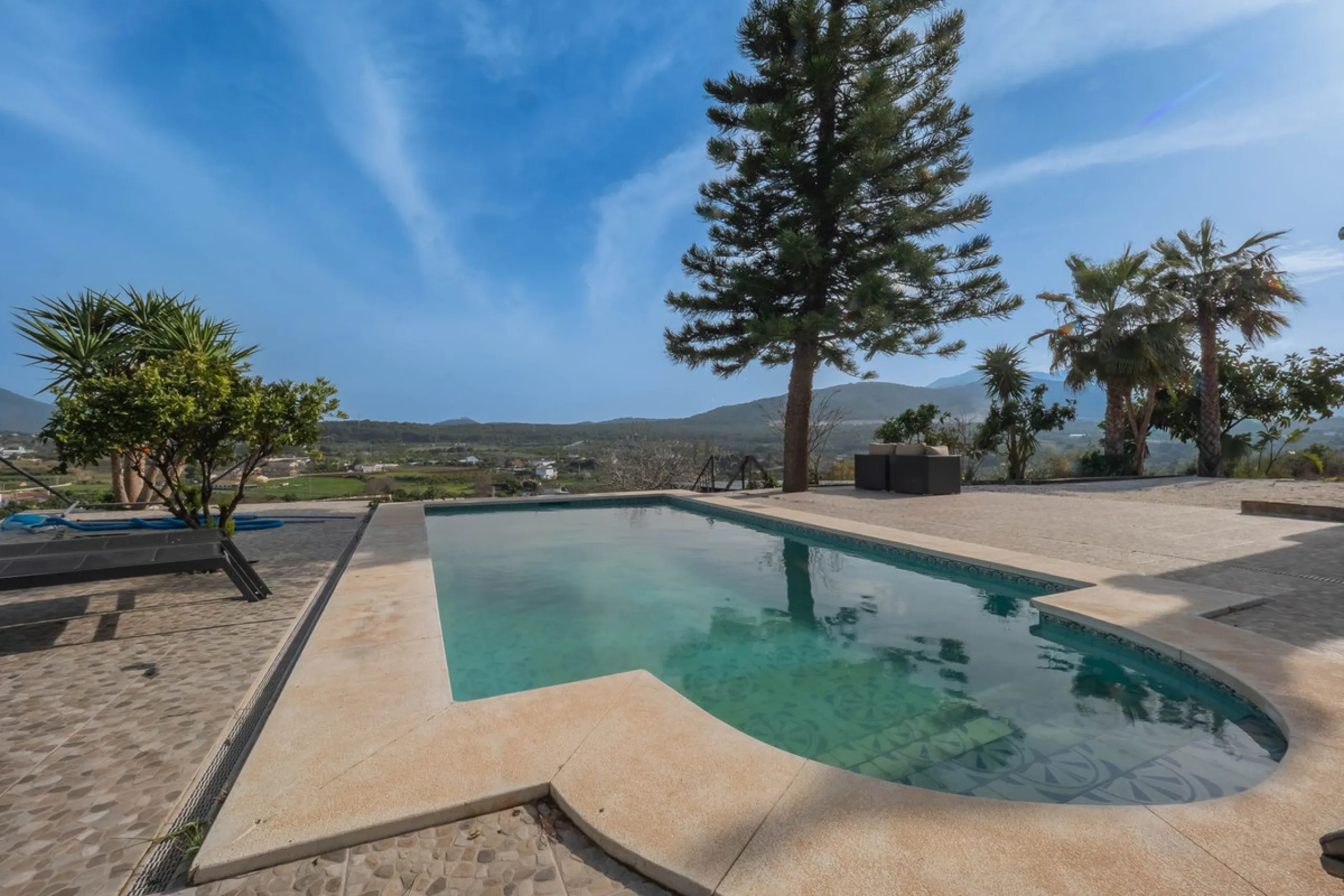 An amazing three-bedroom Villa that has been recently refurbished to a high standard,  located in the country side of Coin and benefits from amazing open panoramic views. The property is entered through a covered entrance porch leading into a hallway that