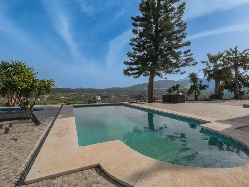 An amazing three-bedroom Villa that has been recently refurbished to a high standard,  located in the country side of Coin and benefits from amazing open panoramic views. The property is entered through a covered entrance porch leading into a hallway that