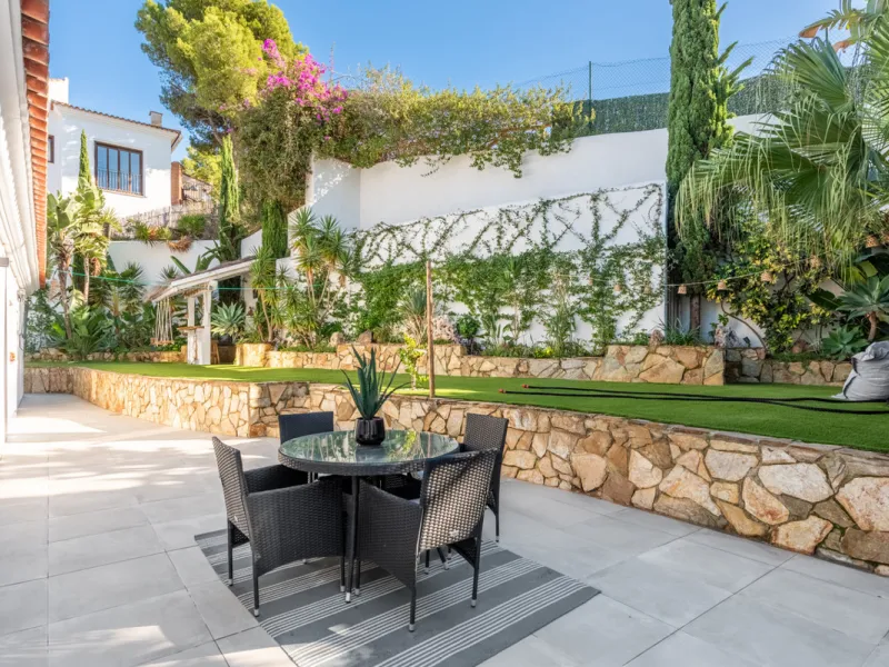Welcome to this immaculate 4-bedroom villa that will fulfill your dreams.