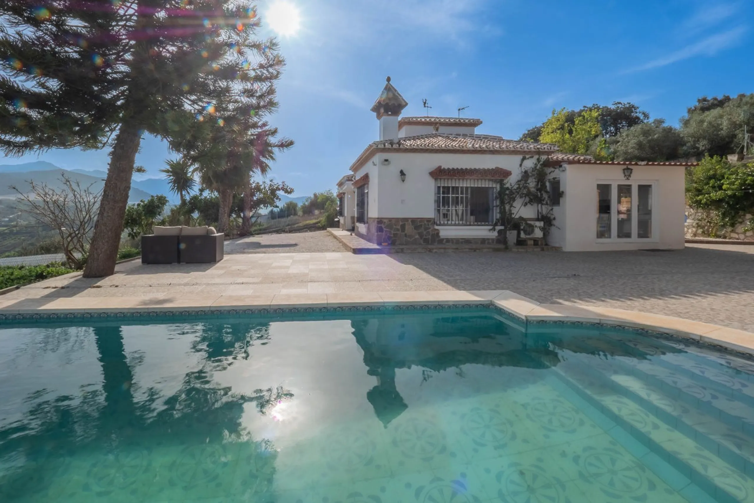An amazing three-bedroom Villa that has been recently refurbished to a high standard,  located in the country side of Coin and benefits from amazing open panoramic views. The property is entered through a covered entrance porch leading into a hallway that