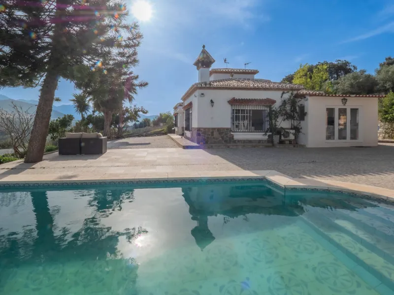 An amazing three-bedroom Villa that has been recently refurbished to a high standard,  located in the country side of Coin and benefits from amazing open panoramic views. The property is entered through a covered entrance porch leading into a hallway that