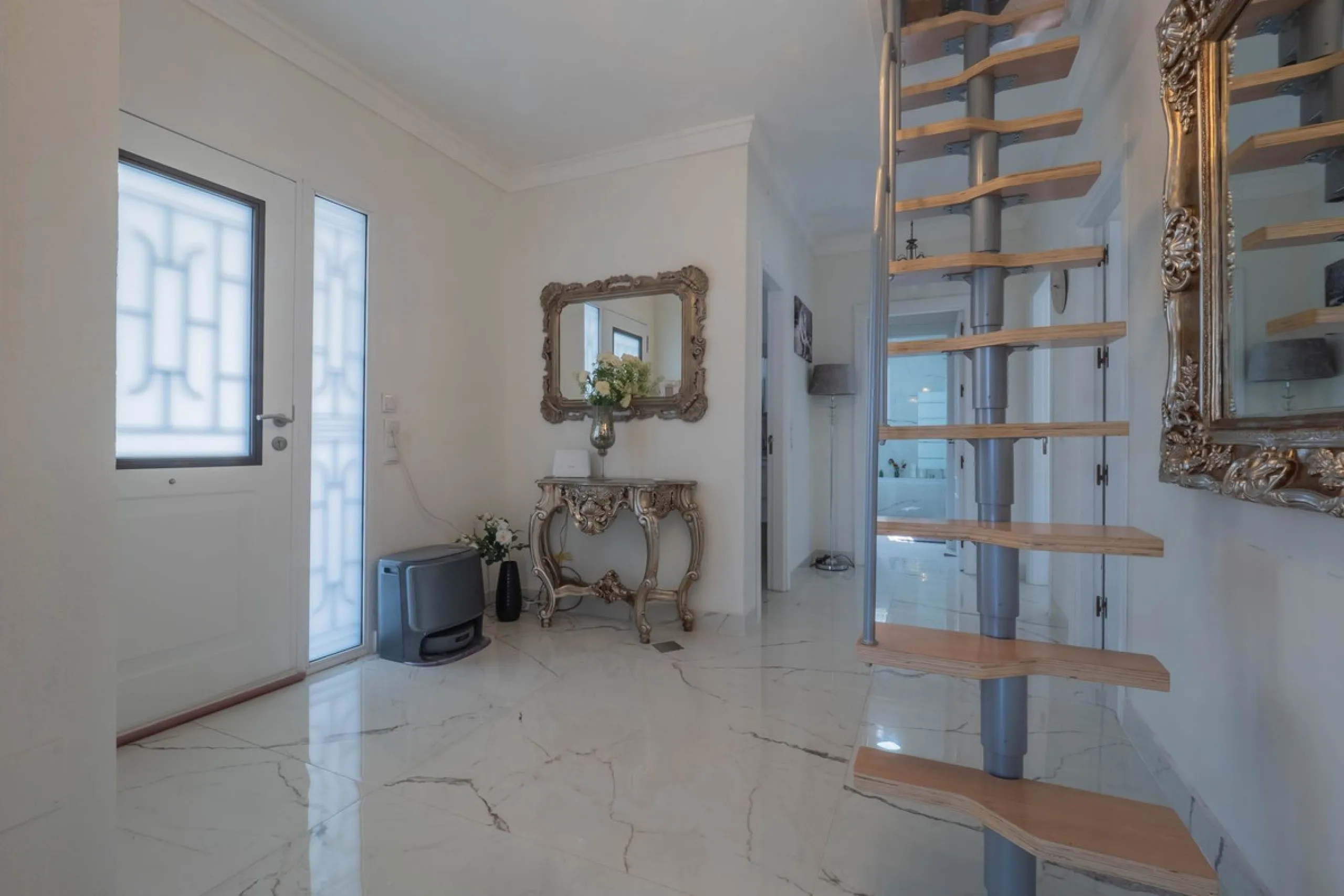 An amazing three-bedroom Villa that has been recently refurbished to a high standard,  located in the country side of Coin and benefits from amazing open panoramic views. The property is entered through a covered entrance porch leading into a hallway that