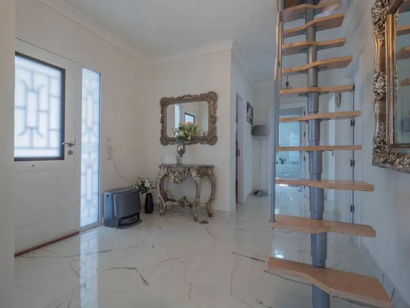 An amazing three-bedroom Villa that has been recently refurbished to a high standard,  located in the country side of Coin and benefits from amazing open panoramic views. The property is entered through a covered entrance porch leading into a hallway that