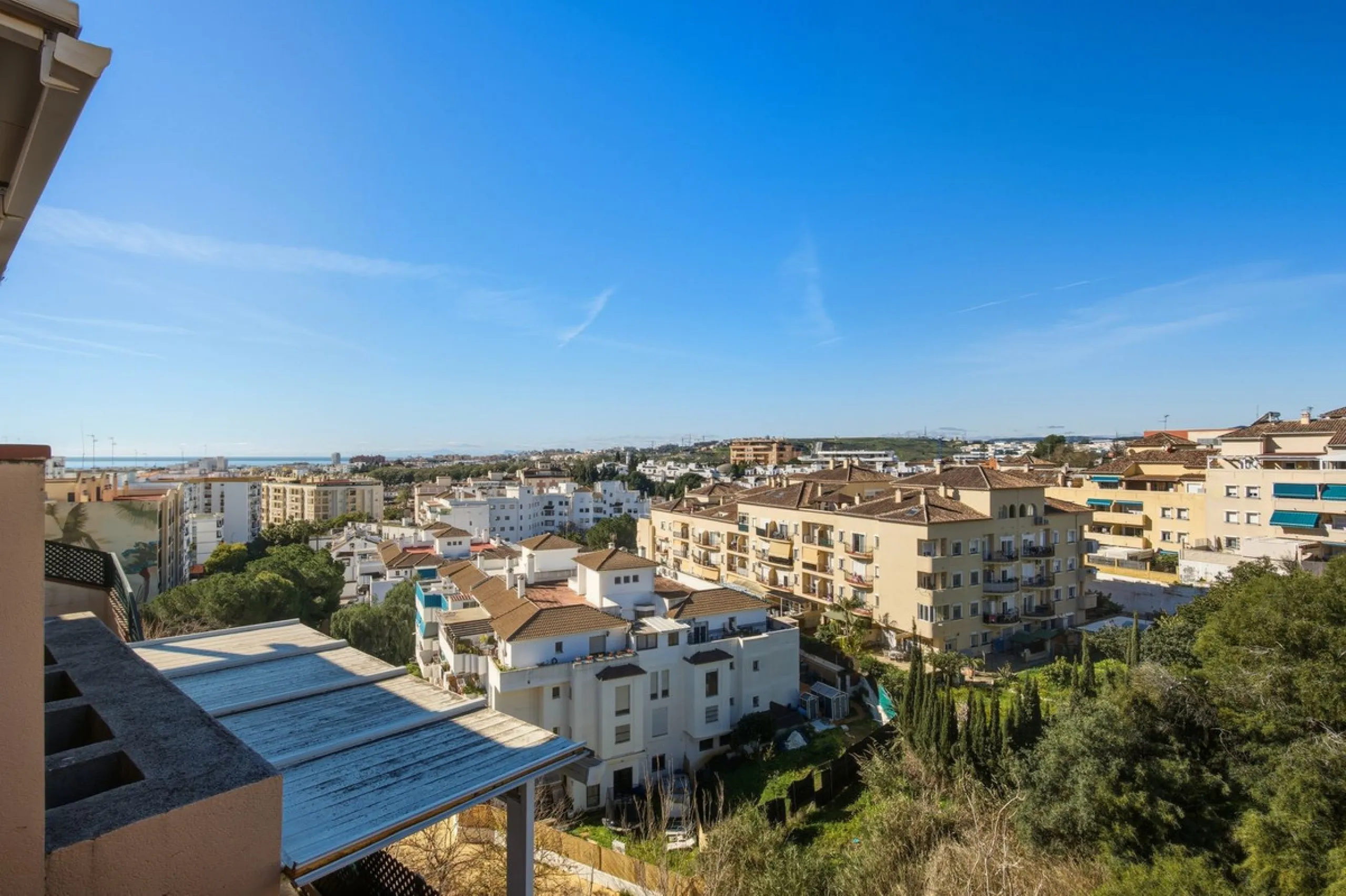 Welcome to this spacious penthouse with 3 bedrooms and 2 bathrooms, perfect as a permanent home or holiday retreat. The apartment offers private garage and storage, as well as access to a communal pool.