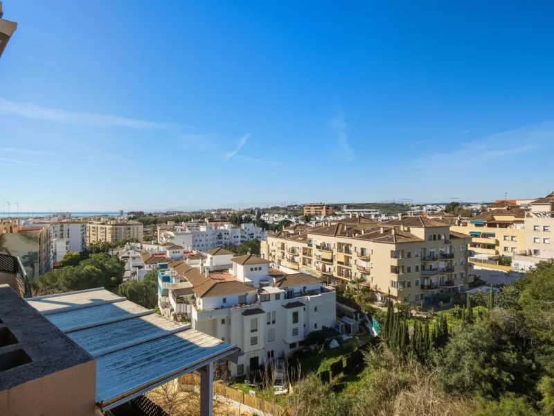 Welcome to this spacious penthouse with 3 bedrooms and 2 bathrooms, perfect as a permanent home or holiday retreat. The apartment offers private garage and storage, as well as access to a communal pool.