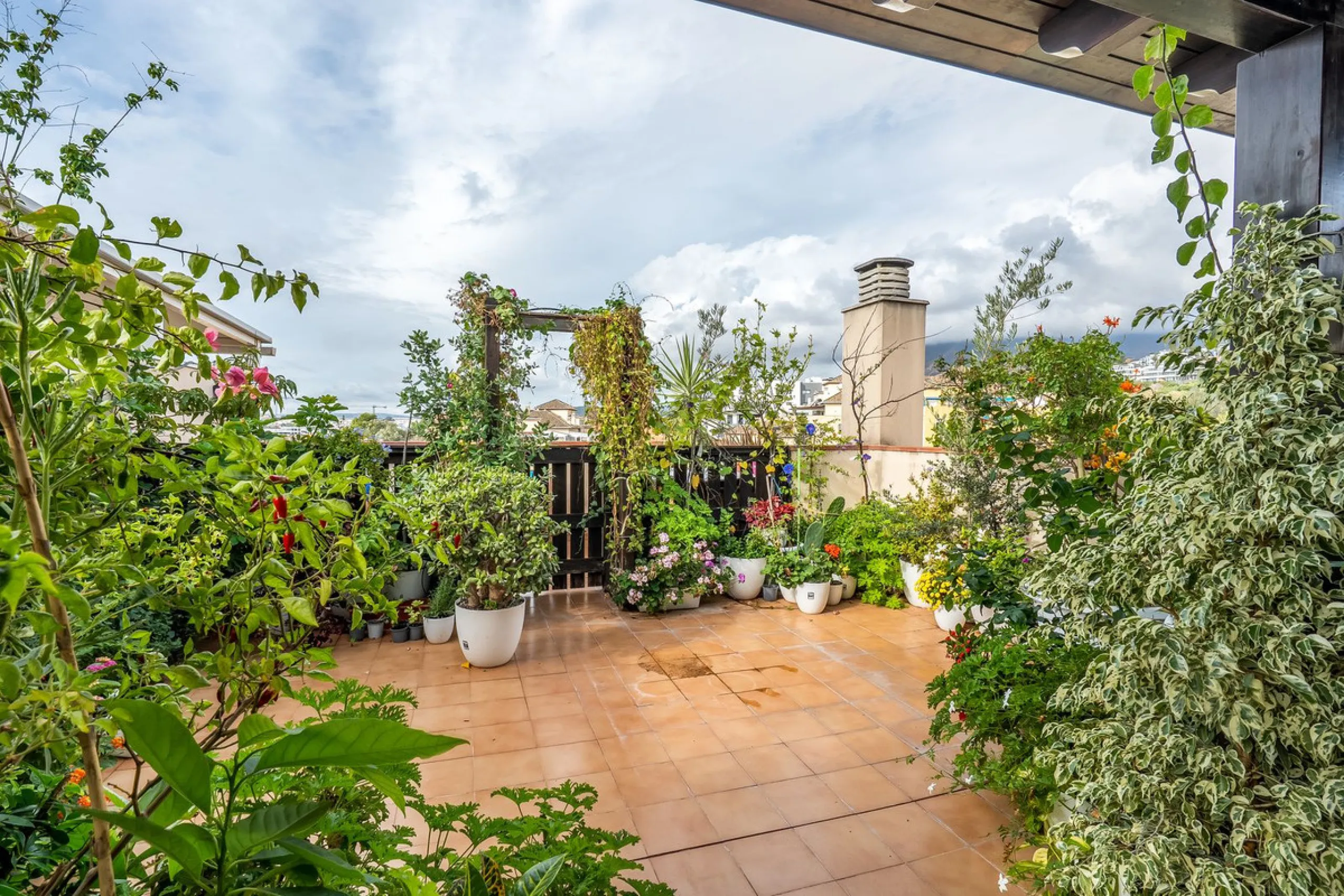 Welcome to this spacious penthouse with 3 bedrooms and 2 bathrooms, perfect as a permanent home or holiday retreat. The apartment offers private garage and storage, as well as access to a communal pool.