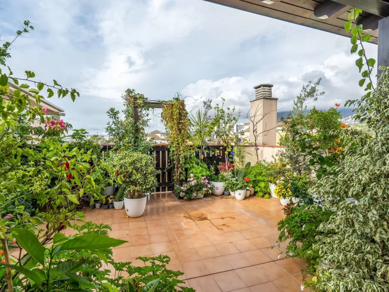 Welcome to this spacious penthouse with 3 bedrooms and 2 bathrooms, perfect as a permanent home or holiday retreat. The apartment offers private garage and storage, as well as access to a communal pool.