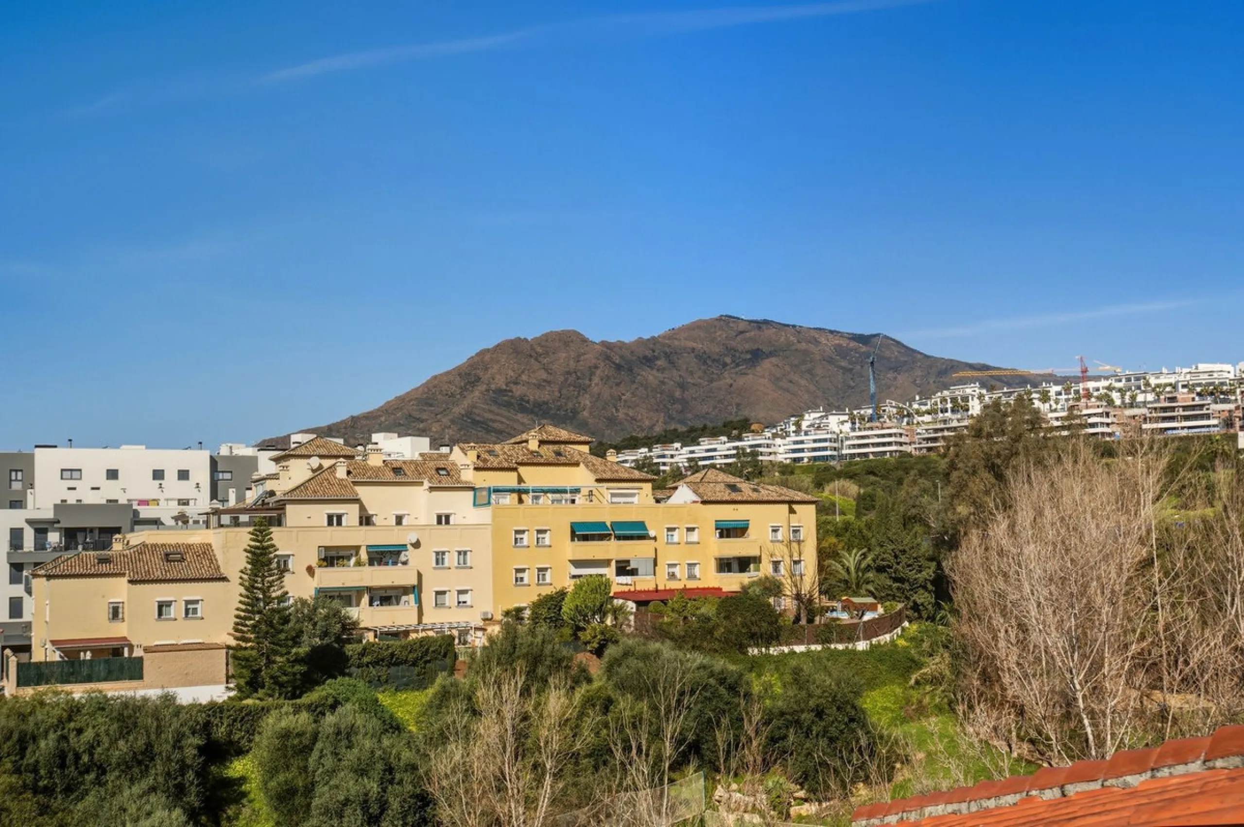 Welcome to this spacious penthouse with 3 bedrooms and 2 bathrooms, perfect as a permanent home or holiday retreat. The apartment offers private garage and storage, as well as access to a communal pool.