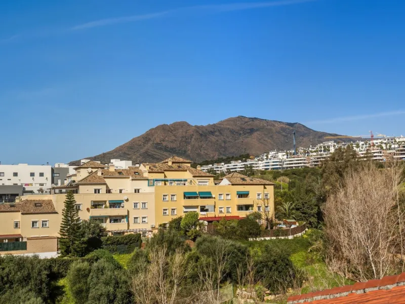 Welcome to this spacious penthouse with 3 bedrooms and 2 bathrooms, perfect as a permanent home or holiday retreat. The apartment offers private garage and storage, as well as access to a communal pool.
