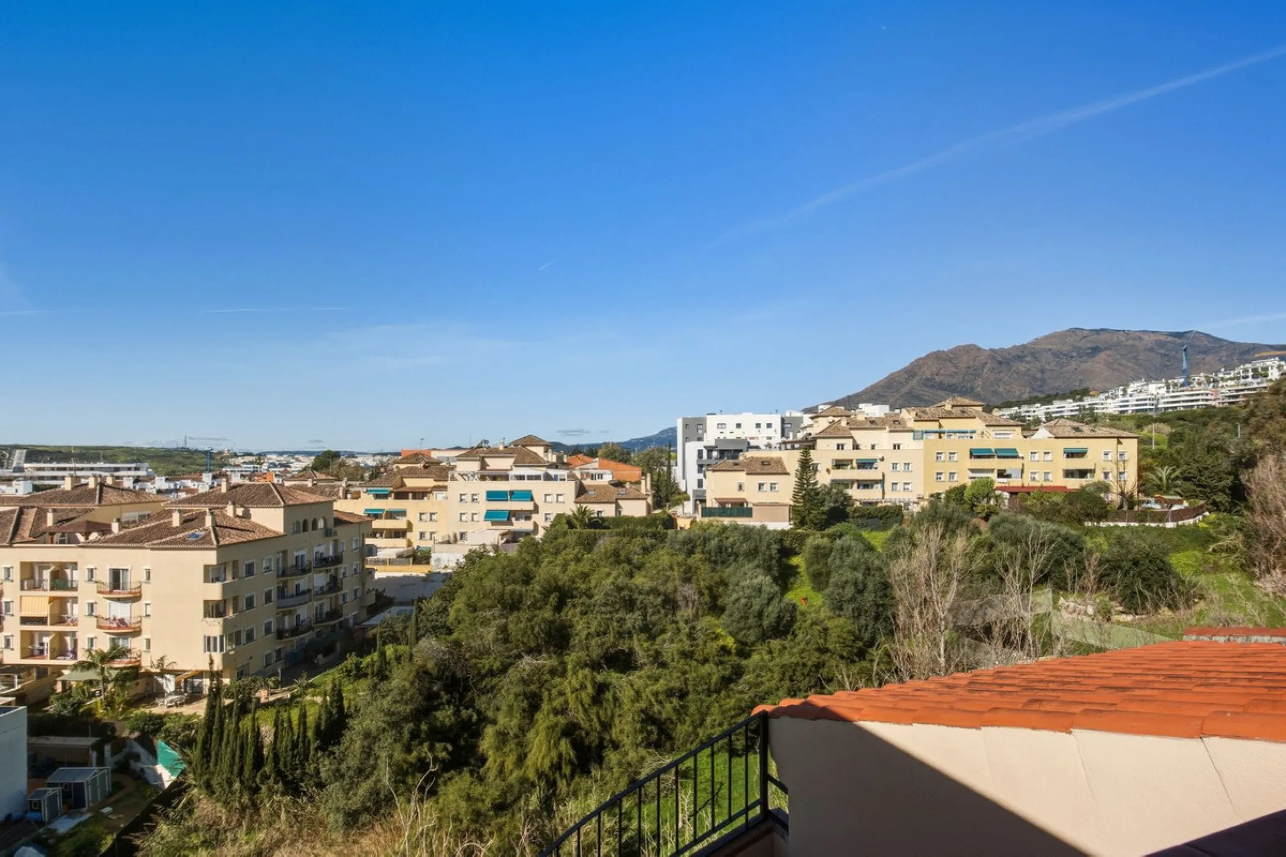 Welcome to this spacious penthouse with 3 bedrooms and 2 bathrooms, perfect as a permanent home or holiday retreat. The apartment offers private garage and storage, as well as access to a communal pool.