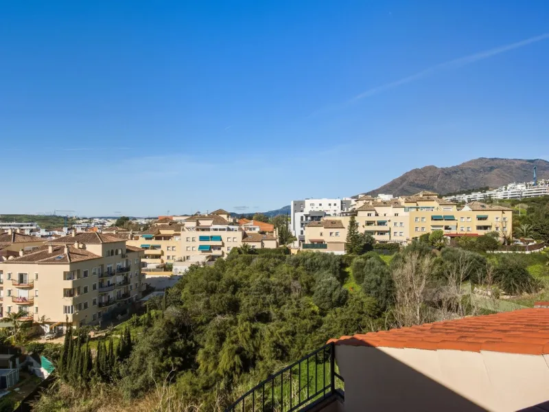 Welcome to this spacious penthouse with 3 bedrooms and 2 bathrooms, perfect as a permanent home or holiday retreat. The apartment offers private garage and storage, as well as access to a communal pool.