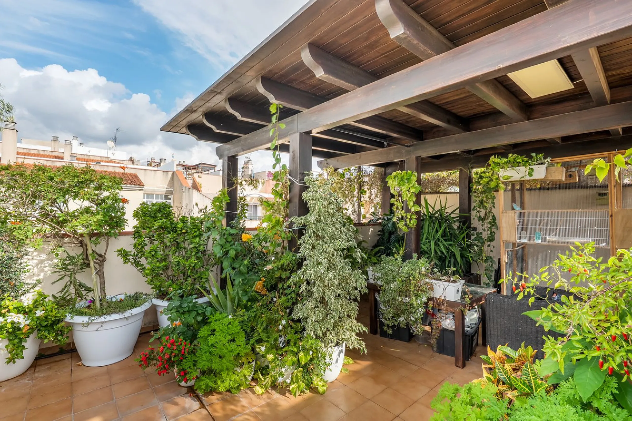 Welcome to this spacious penthouse with 3 bedrooms and 2 bathrooms, perfect as a permanent home or holiday retreat. The apartment offers private garage and storage, as well as access to a communal pool.