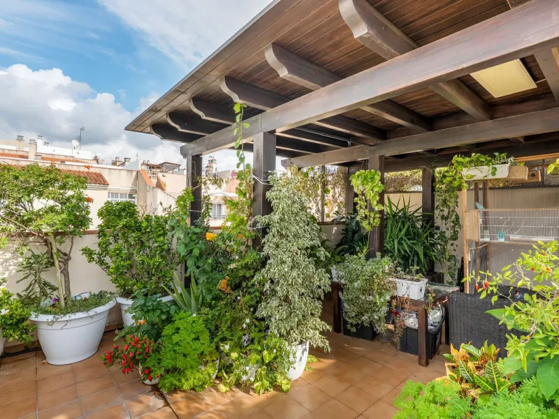 Welcome to this spacious penthouse with 3 bedrooms and 2 bathrooms, perfect as a permanent home or holiday retreat. The apartment offers private garage and storage, as well as access to a communal pool.