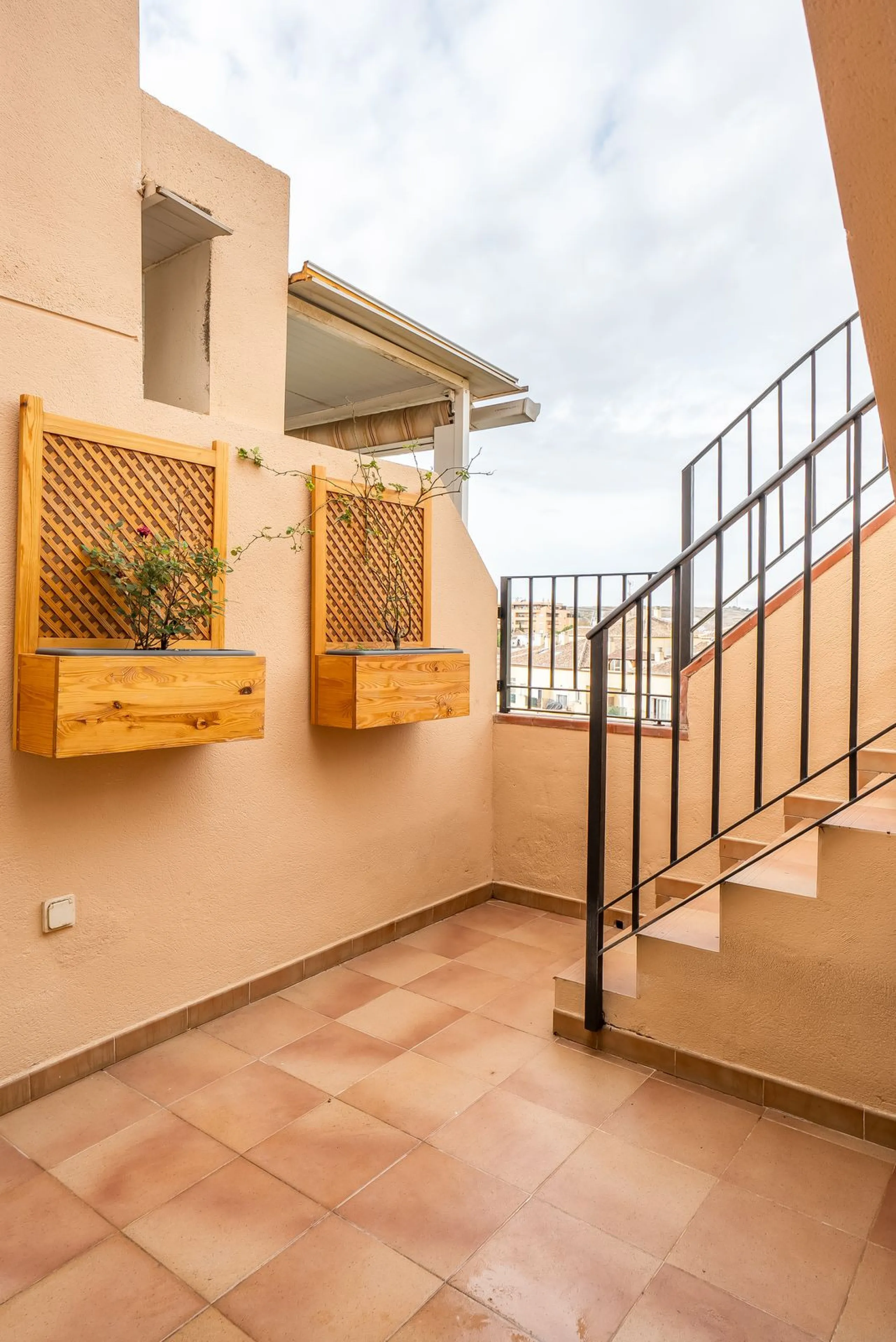 Welcome to this spacious penthouse with 3 bedrooms and 2 bathrooms, perfect as a permanent home or holiday retreat. The apartment offers private garage and storage, as well as access to a communal pool.