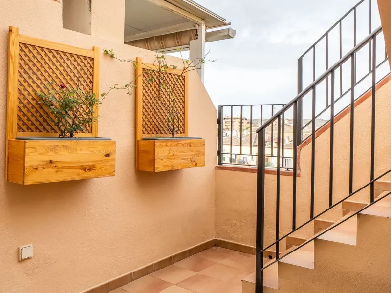 Welcome to this spacious penthouse with 3 bedrooms and 2 bathrooms, perfect as a permanent home or holiday retreat. The apartment offers private garage and storage, as well as access to a communal pool.