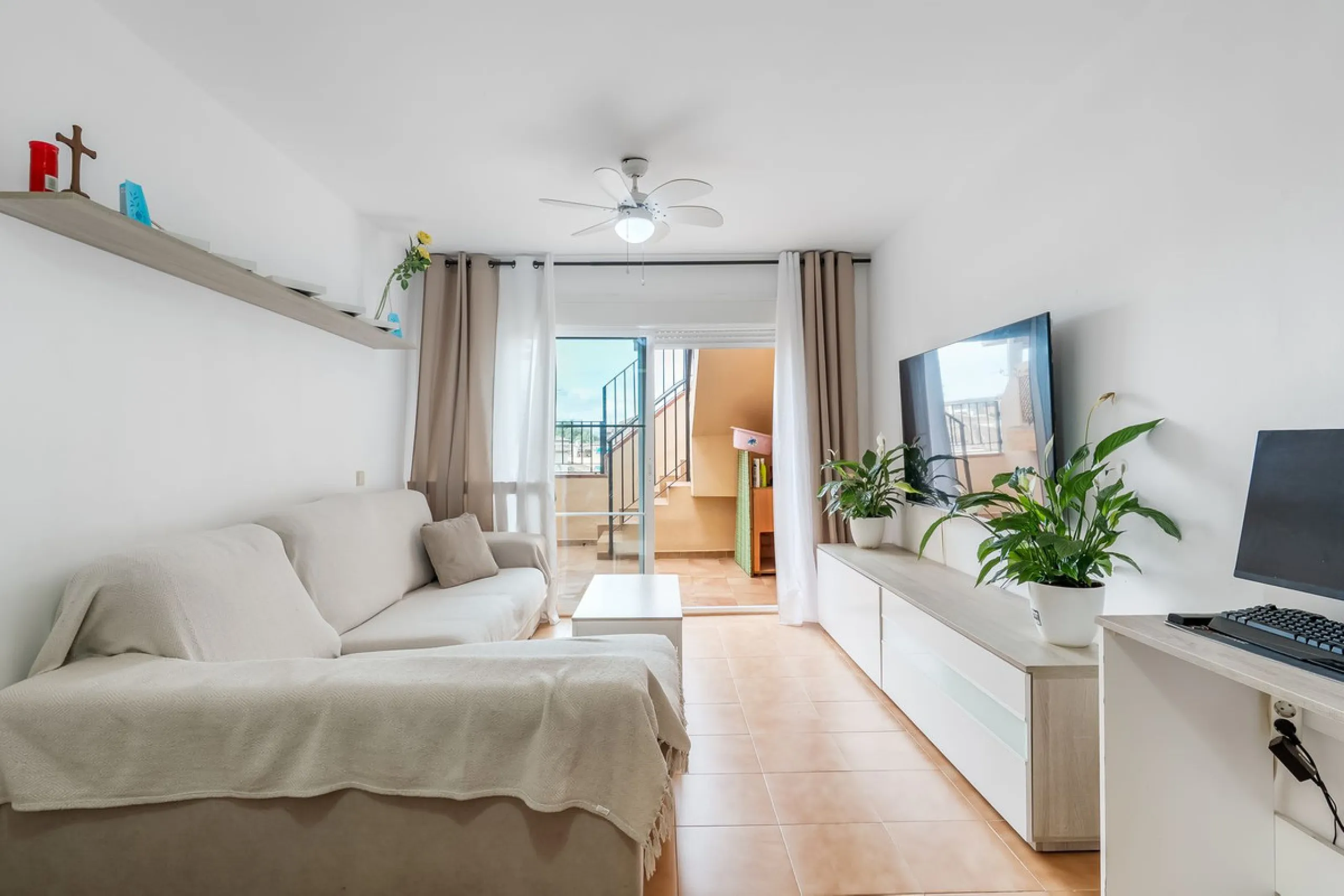 Welcome to this spacious penthouse with 3 bedrooms and 2 bathrooms, perfect as a permanent home or holiday retreat. The apartment offers private garage and storage, as well as access to a communal pool.