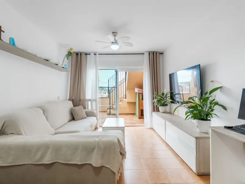 Welcome to this spacious penthouse with 3 bedrooms and 2 bathrooms, perfect as a permanent home or holiday retreat. The apartment offers private garage and storage, as well as access to a communal pool.