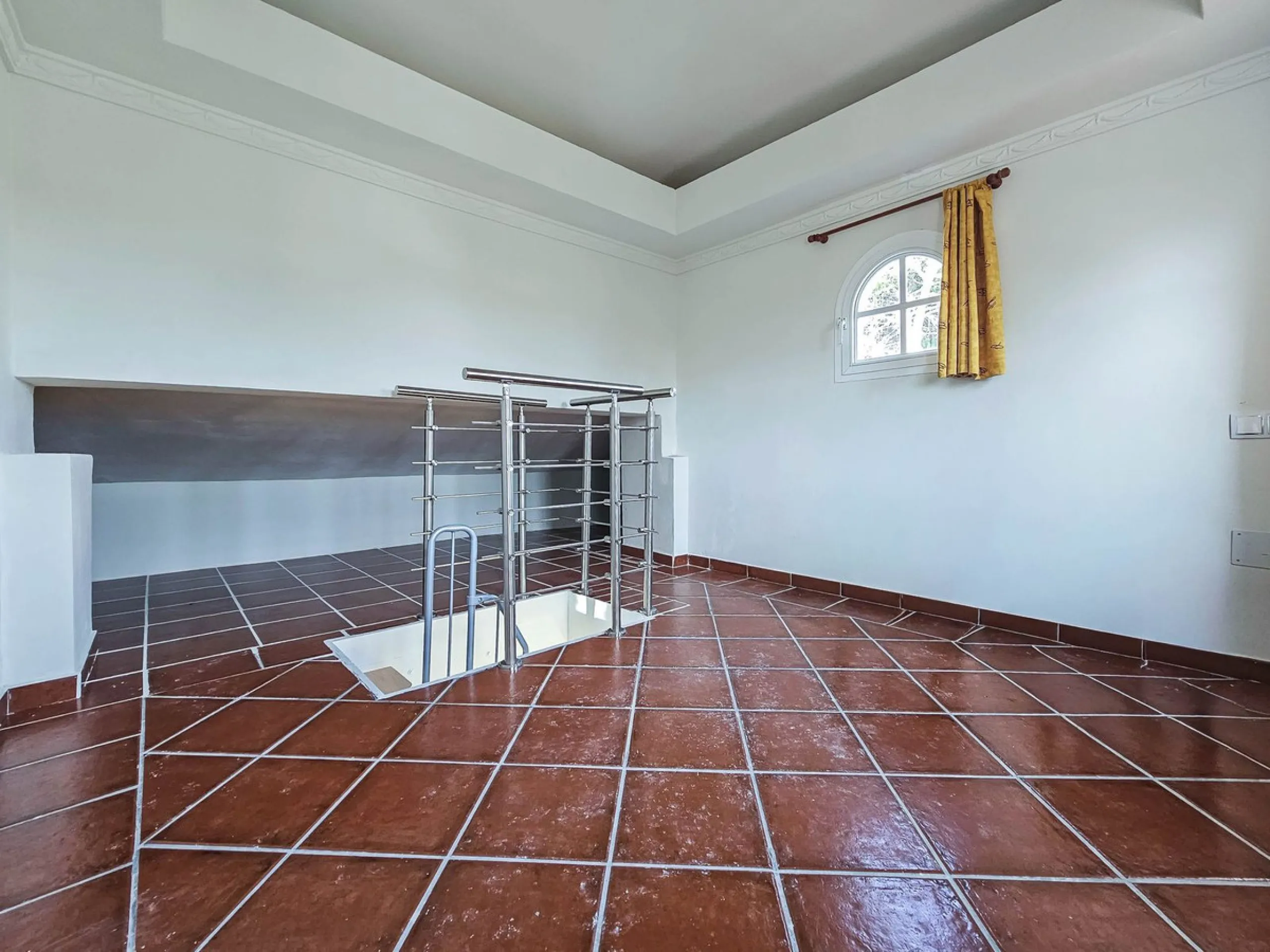 An amazing three-bedroom Villa that has been recently refurbished to a high standard,  located in the country side of Coin and benefits from amazing open panoramic views. The property is entered through a covered entrance porch leading into a hallway that