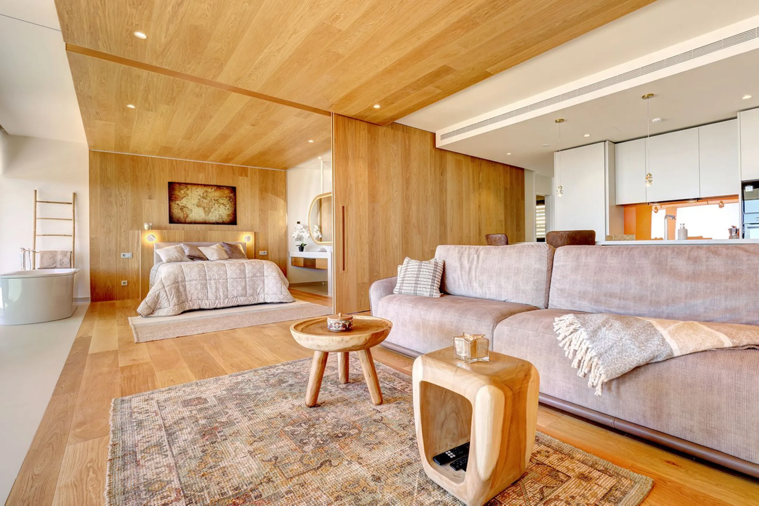 This elegant 2-bedroom, 2-bathroom apartment is located in the exclusive South Residences within Higuerón Resort, just 15 minutes from Málaga Airport, an ideal base for both personal use and future rental potential.
