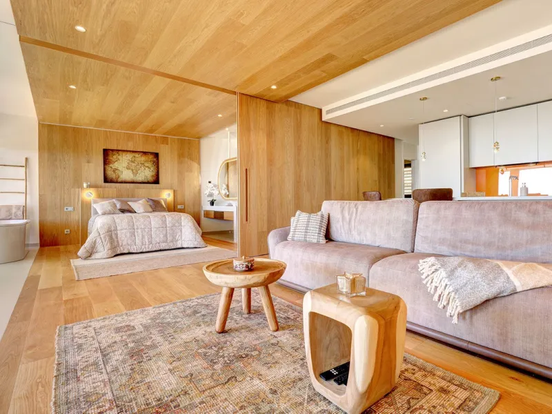 This elegant 2-bedroom, 2-bathroom apartment is located in the exclusive South Residences within Higuerón Resort, just 15 minutes from Málaga Airport, an ideal base for both personal use and future rental potential.