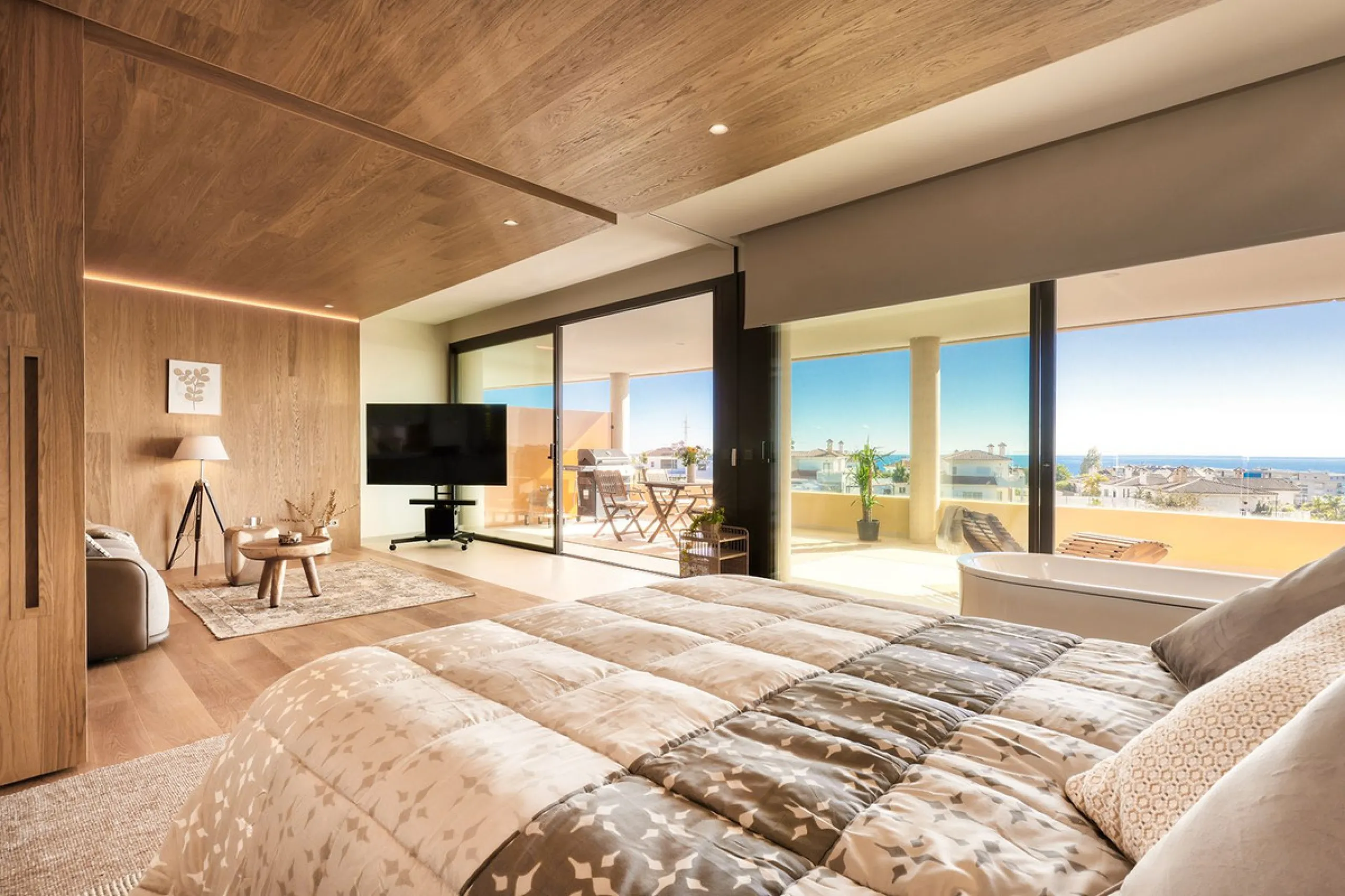 This elegant 2-bedroom, 2-bathroom apartment is located in the exclusive South Residences within Higuerón Resort, just 15 minutes from Málaga Airport, an ideal base for both personal use and future rental potential.