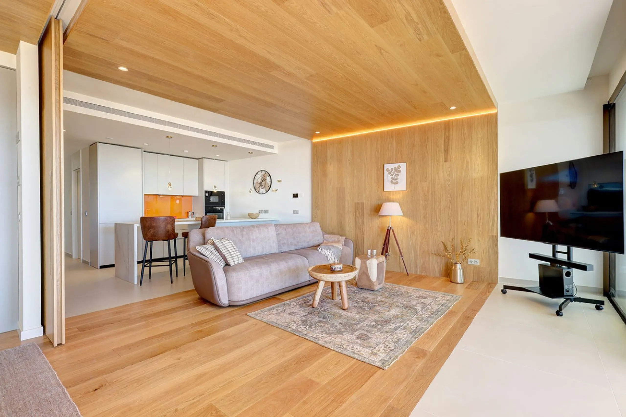 This elegant 2-bedroom, 2-bathroom apartment is located in the exclusive South Residences within Higuerón Resort, just 15 minutes from Málaga Airport, an ideal base for both personal use and future rental potential.