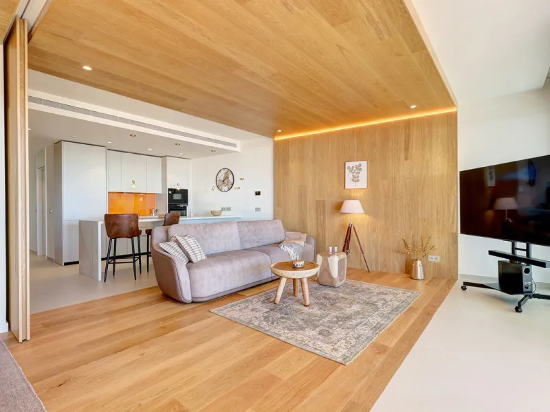This elegant 2-bedroom, 2-bathroom apartment is located in the exclusive South Residences within Higuerón Resort, just 15 minutes from Málaga Airport, an ideal base for both personal use and future rental potential.