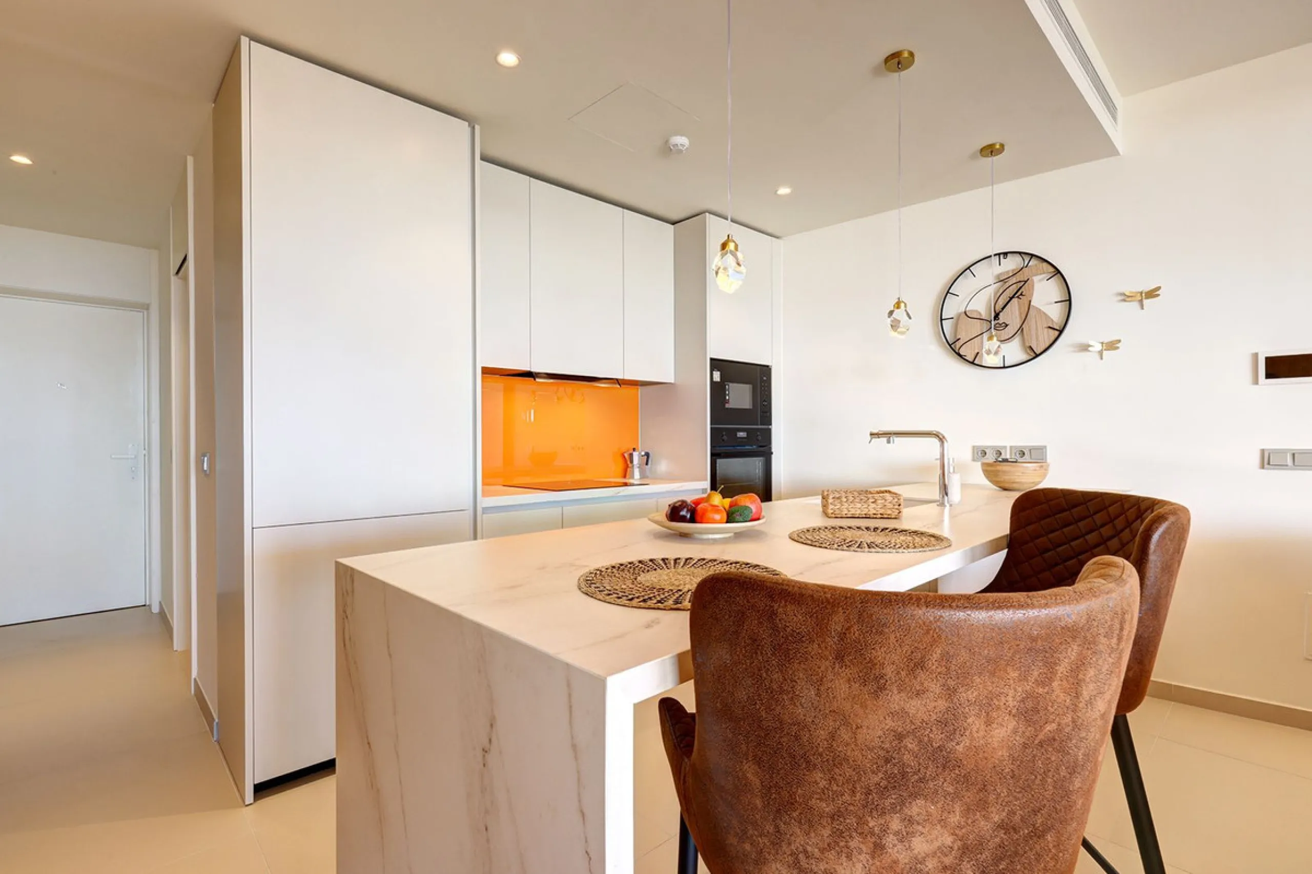 This elegant 2-bedroom, 2-bathroom apartment is located in the exclusive South Residences within Higuerón Resort, just 15 minutes from Málaga Airport, an ideal base for both personal use and future rental potential.