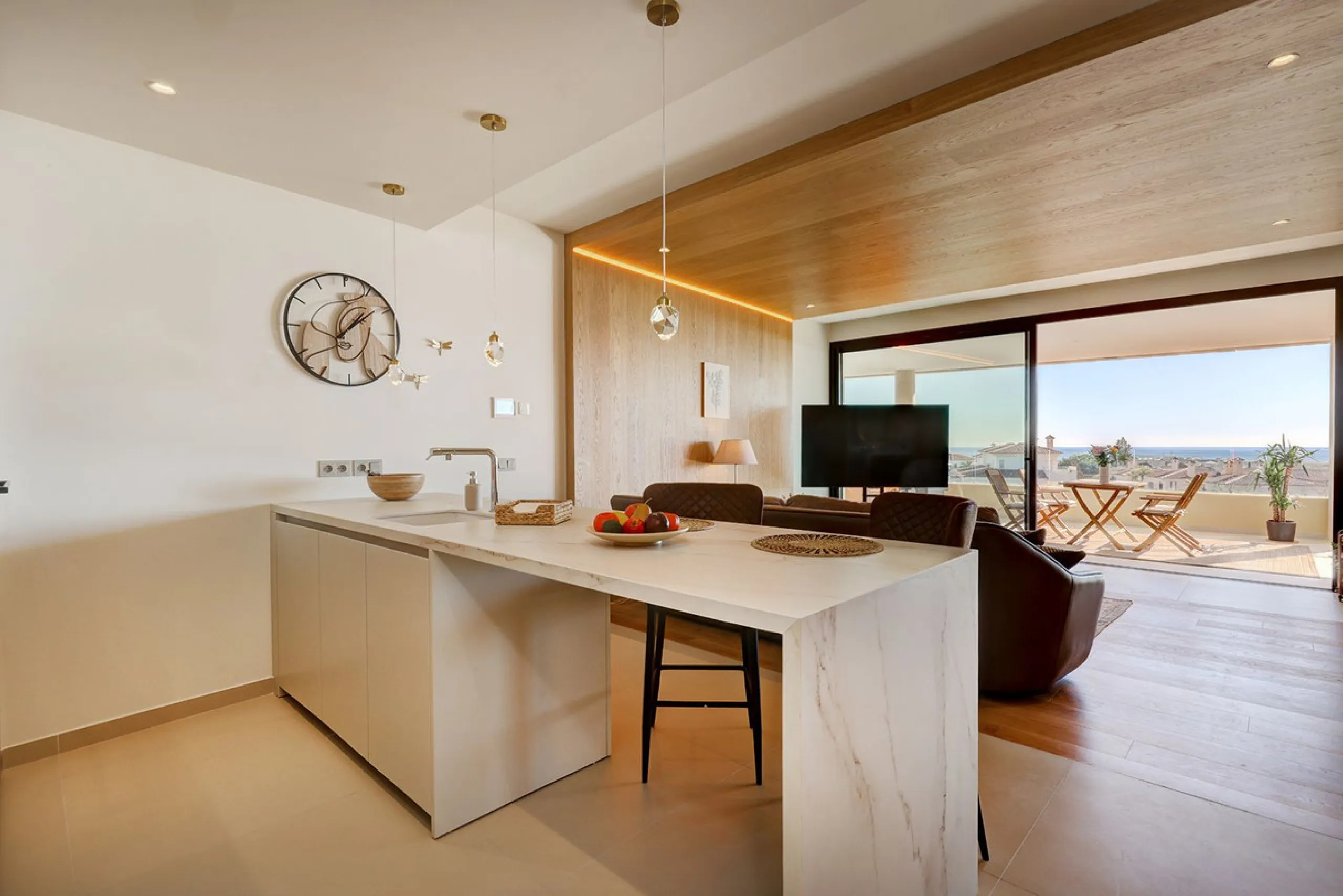 This elegant 2-bedroom, 2-bathroom apartment is located in the exclusive South Residences within Higuerón Resort, just 15 minutes from Málaga Airport, an ideal base for both personal use and future rental potential.
