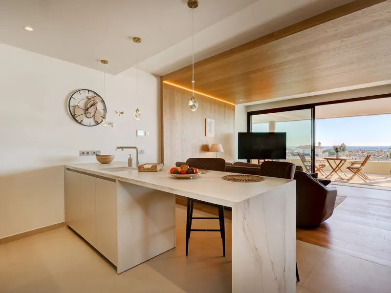 This elegant 2-bedroom, 2-bathroom apartment is located in the exclusive South Residences within Higuerón Resort, just 15 minutes from Málaga Airport, an ideal base for both personal use and future rental potential.