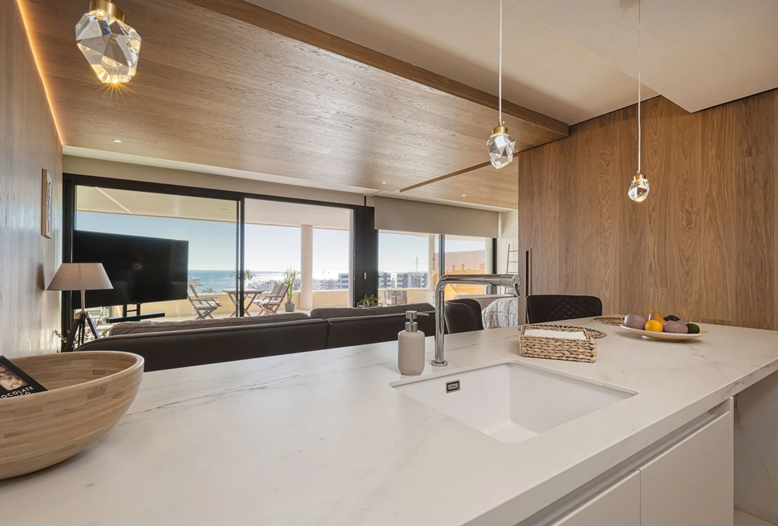 This elegant 2-bedroom, 2-bathroom apartment is located in the exclusive South Residences within Higuerón Resort, just 15 minutes from Málaga Airport, an ideal base for both personal use and future rental potential.