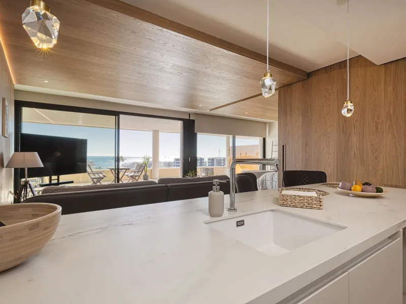 This elegant 2-bedroom, 2-bathroom apartment is located in the exclusive South Residences within Higuerón Resort, just 15 minutes from Málaga Airport, an ideal base for both personal use and future rental potential.