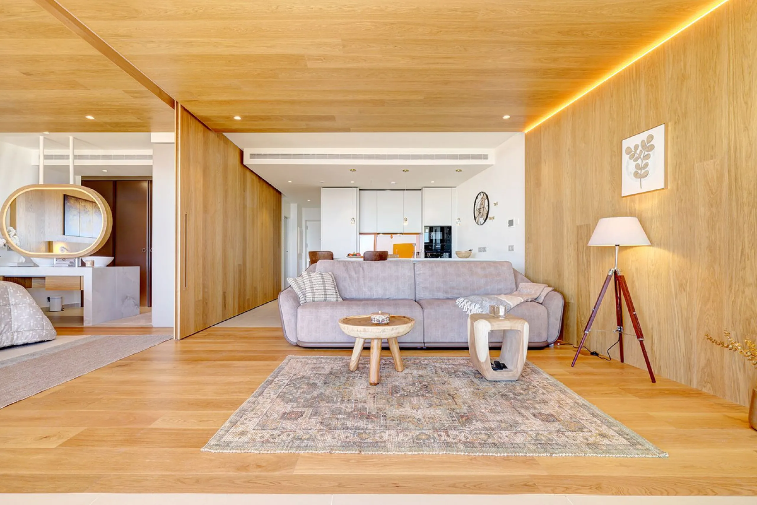 This elegant 2-bedroom, 2-bathroom apartment is located in the exclusive South Residences within Higuerón Resort, just 15 minutes from Málaga Airport, an ideal base for both personal use and future rental potential.