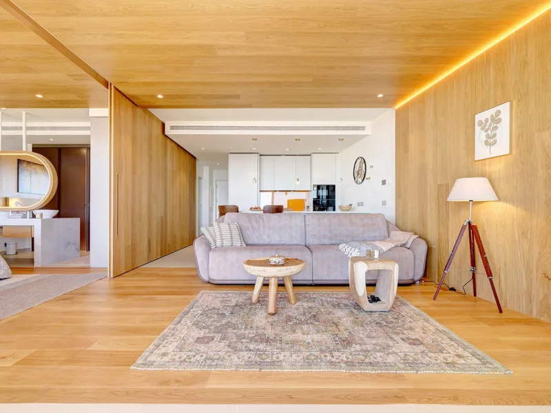 This elegant 2-bedroom, 2-bathroom apartment is located in the exclusive South Residences within Higuerón Resort, just 15 minutes from Málaga Airport, an ideal base for both personal use and future rental potential.