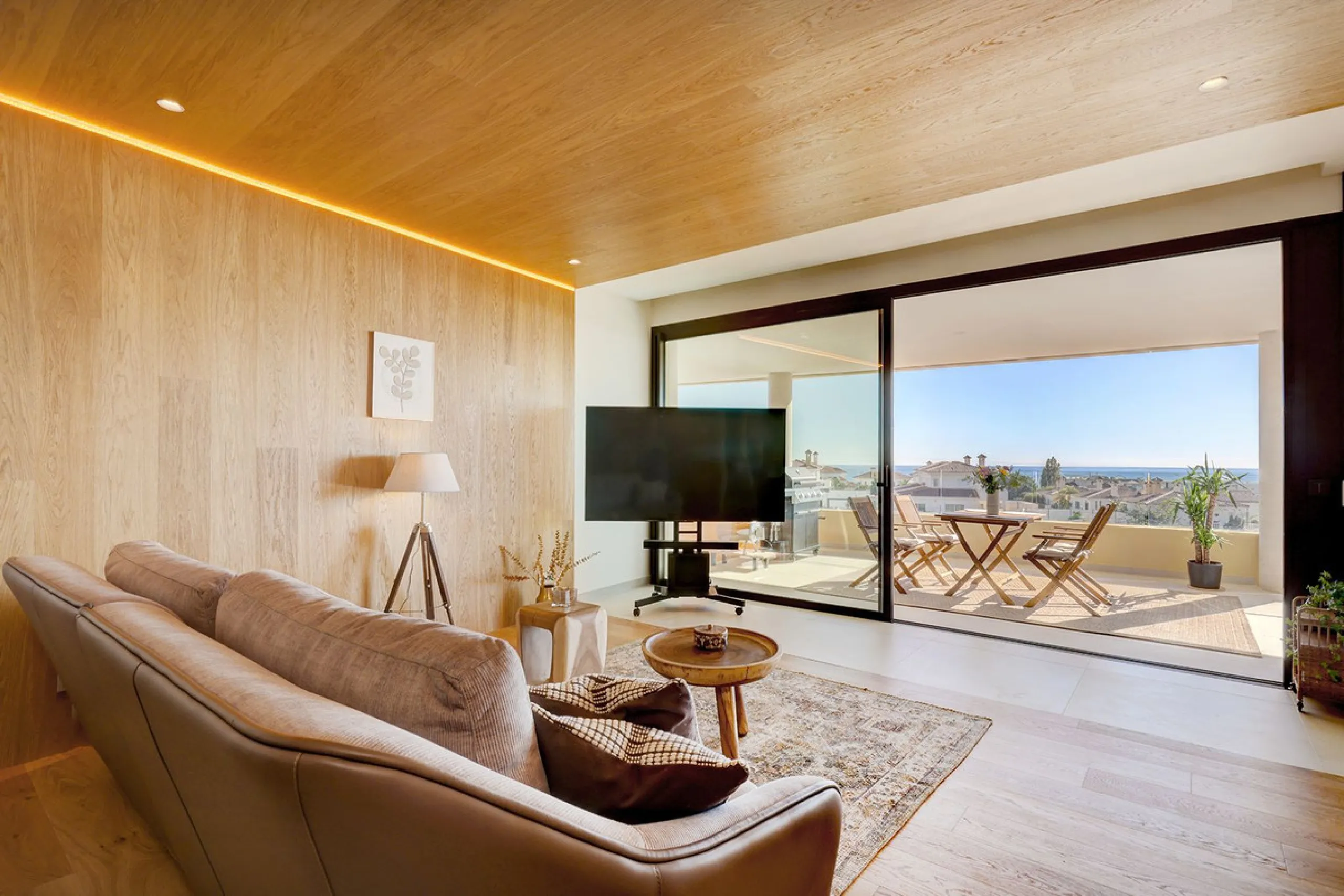 This elegant 2-bedroom, 2-bathroom apartment is located in the exclusive South Residences within Higuerón Resort, just 15 minutes from Málaga Airport, an ideal base for both personal use and future rental potential.