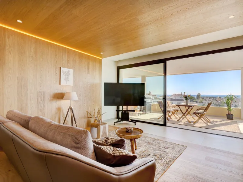 This elegant 2-bedroom, 2-bathroom apartment is located in the exclusive South Residences within Higuerón Resort, just 15 minutes from Málaga Airport, an ideal base for both personal use and future rental potential.